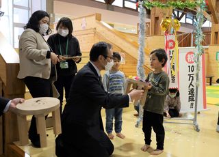 子育ての駅「かたっくり」で10万人（1月6日）の画像