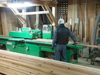 市内建築組合による木材の加工状況の写真１