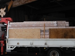 包装された木材が運搬される状況の写真