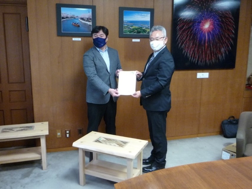 江戸川区斉藤猛区長へサイドテーブルを贈呈している写真