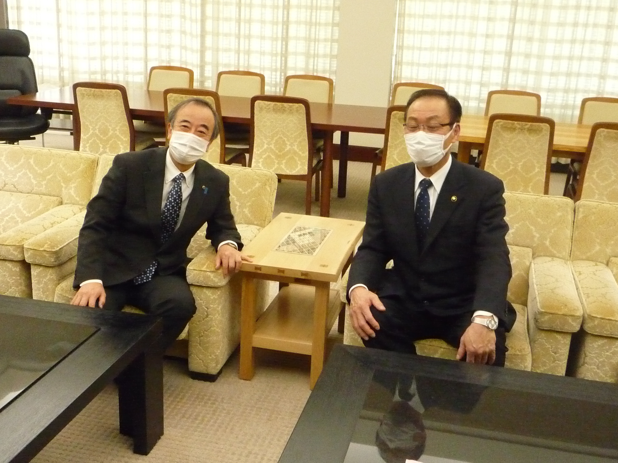 花角英世知事（左）、内田幹夫市長（右）の画像