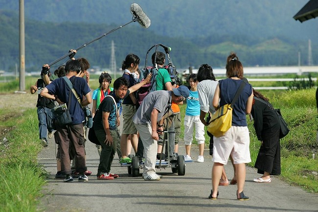 映画『あぜみちジャンピン！』撮影シーンの写真