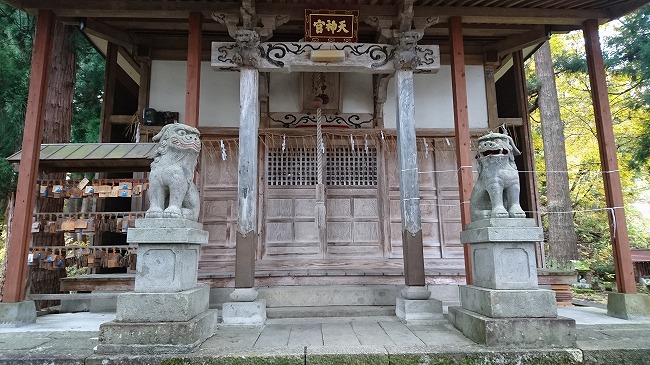 神社内の石細工の写真