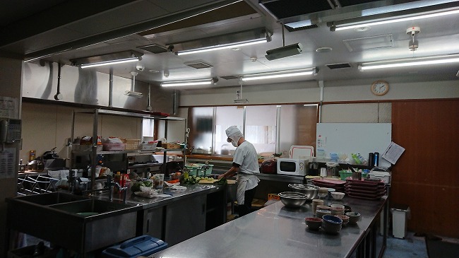 施設内の調理場の写真