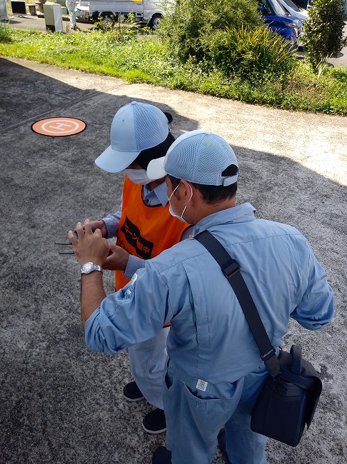 ドローン操作指導を受ける写真