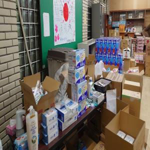 七尾市役所の様子。物資がずらりと並んでいる。
