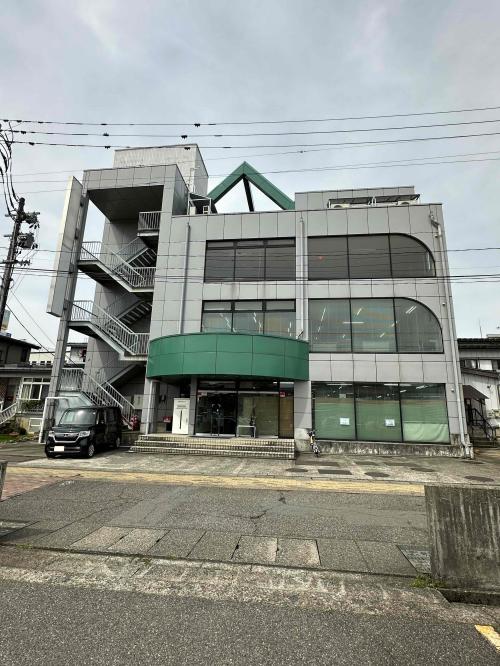 外観（駐車場側）