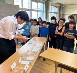 模擬選挙開票の写真