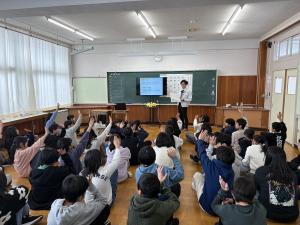 選挙の話を聞く6年生