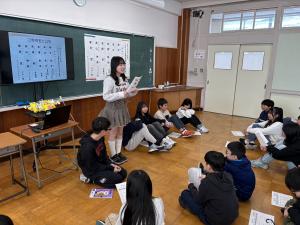 立候補者演説をする6年生