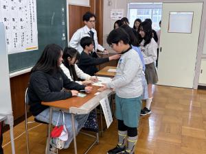 事務従事を体験する6年生