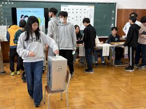 投票用紙を投函する6年生