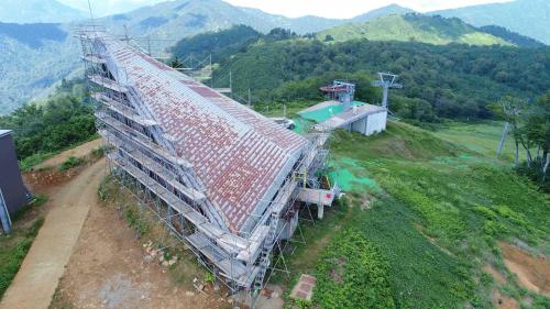 山頂ヒュッテ屋根葺き替え工事　足場組立完了