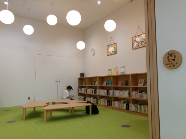 2025年4月に開館した生涯学習センター「ここいら」には約90,000冊の蔵書があり、その中に椛沢さんの想いが込められた「椛沢文庫」が収められています。