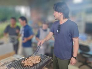 もつ焼きする星野裕矢