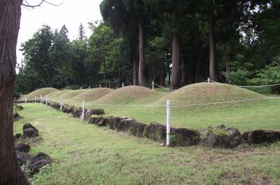 長松十三仏塚全体