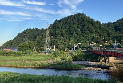 東から麓に破間川