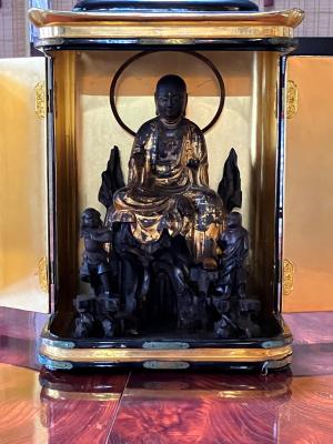 厨子に入った地蔵菩薩坐像