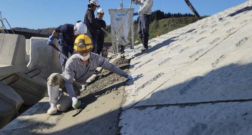 河の法面部分 コンクリート金鏝仕上げ作業