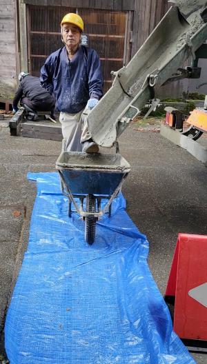 コンクリートポンプからの材料取り作業