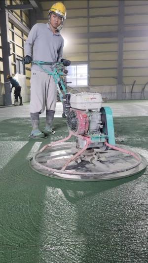 工場 フェロコン 機械鏝作業