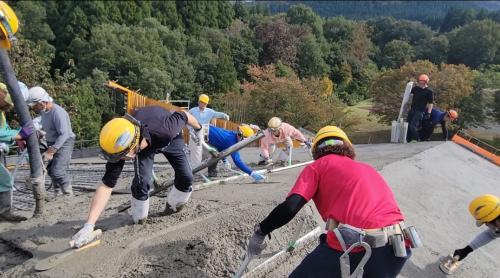 切妻勾配屋根 コンクリート均し作業