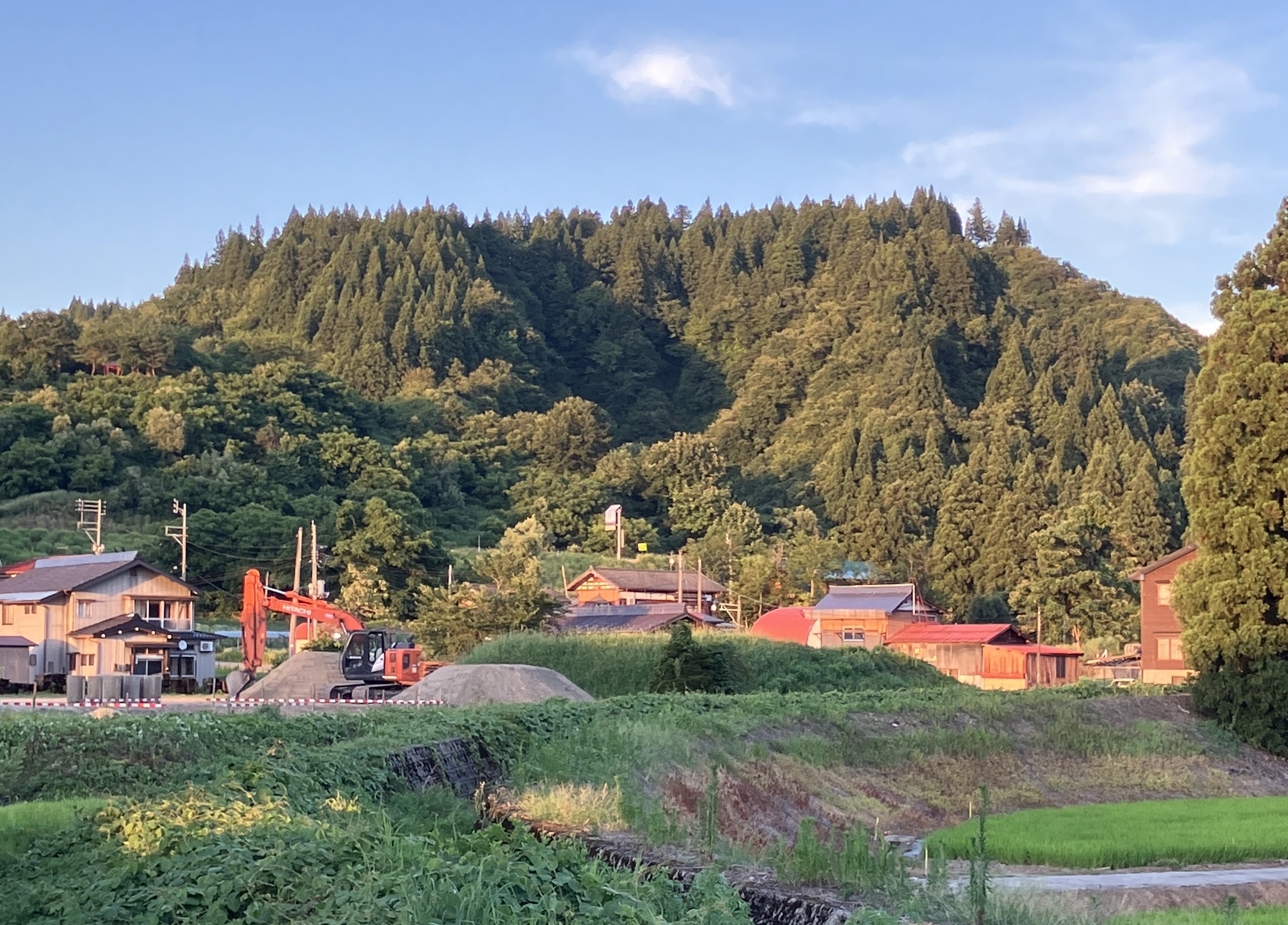 俎板平城（西から）