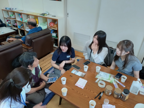 福山新田地区で交流する地域住民と昭和女子大生