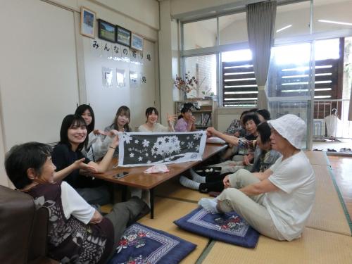 福山新田地区で見られる雪上桜の手ぬぐいと共に