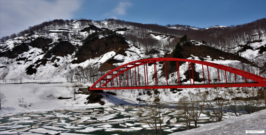 破間川ダムの雪流れ