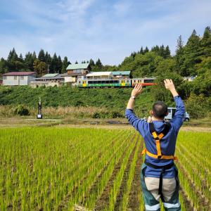 只見線に手を振る米本さん